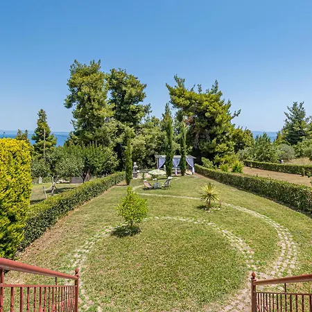 Holiday home With Panoramic View Of The Forest Polychrono